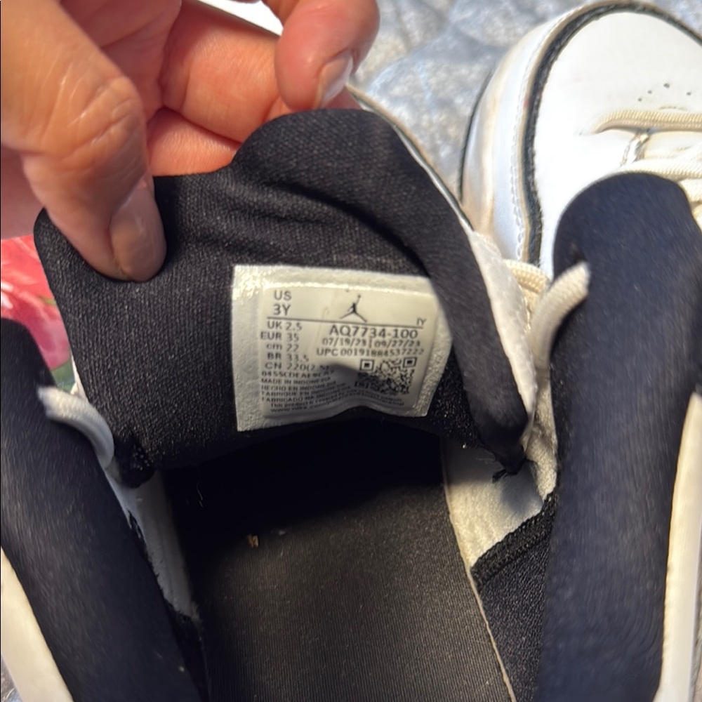 Nike White and Black Sneakers Classic Design - Picture 7 of 8